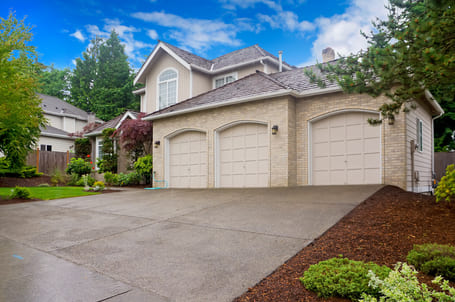 Why Is Late Summer a Good Time to Remove Algae and Grime With Professional Driveway Cleaning in Waxahachie, TX?